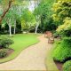 Jardinier professionnel entretenant un jardin dans le Val-d'Oise (95)